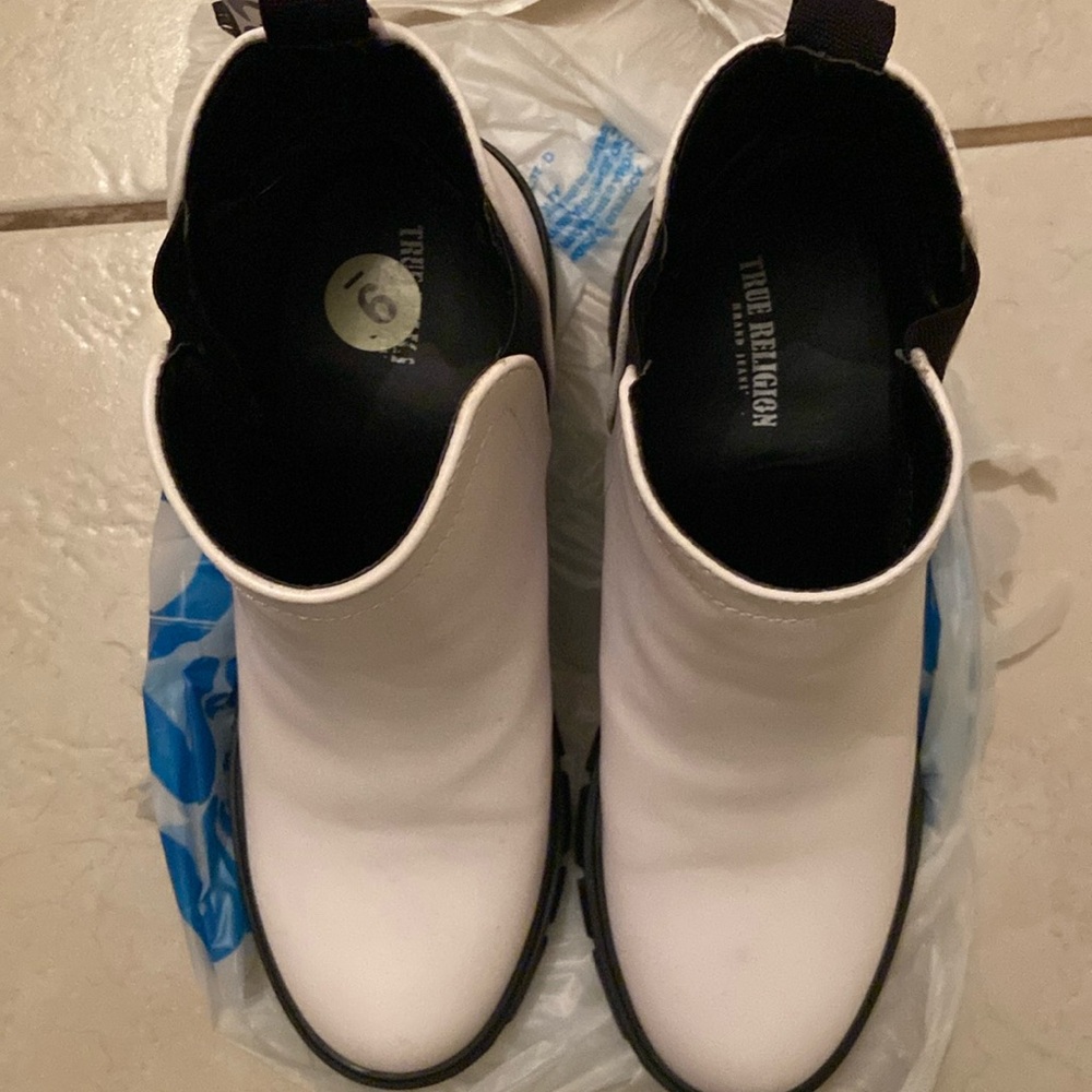 New!!! Women’s True Religion Boots 9